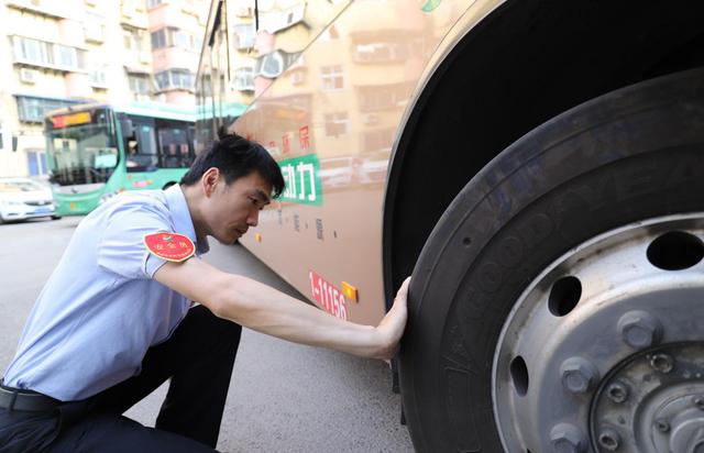 安全POS机：保障市民清凉出行，他们在高温下默默坚守