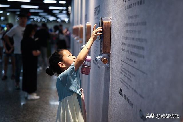 拉卡拉电签：银联的POS机不吐小票，改吐诗歌单了？拿到单子的瞬间让人泪目