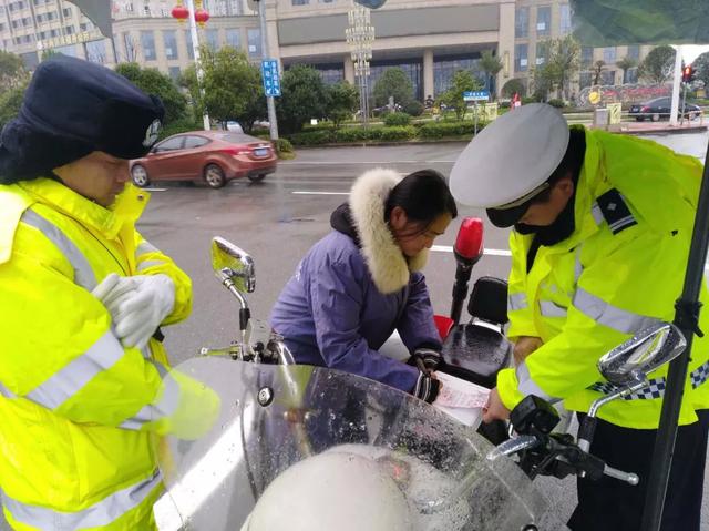 拉卡拉pos机官网：「抚州交警三大队」配备POS机上岗 方便违章市民现场缴纳罚款