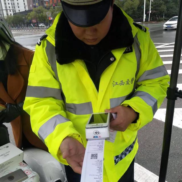 拉卡拉pos机官网：「抚州交警三大队」配备POS机上岗 方便违章市民现场缴纳罚款